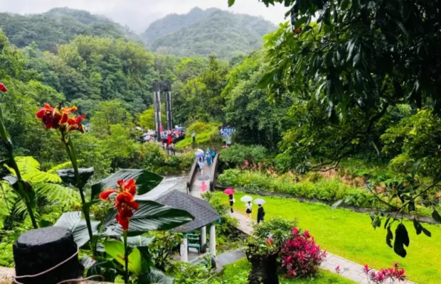 Kh&ocirc;ng gian thi&ecirc;n nhi&ecirc;n xanh m&aacute;t quanh khu vực th&aacute;c 