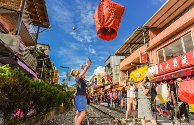Trải nghiệm thả đ&egrave;n trời tại Shifen Old Street