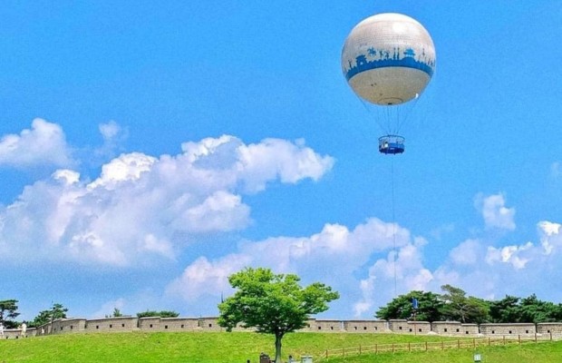 Ngắm to&agrave;n cảnh từ khinh kh&iacute; cầu Flying Suwon