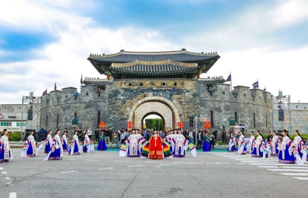 Tham gia Lễ hội Văn h&oacute;a Suwon Hwaseong