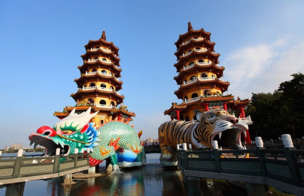 Th&aacute;p long hổ tọa lạc b&ecirc;n hồ Li&ecirc;n Tr&igrave;, quận Tả Doanh, Cao H&ugrave;ng.