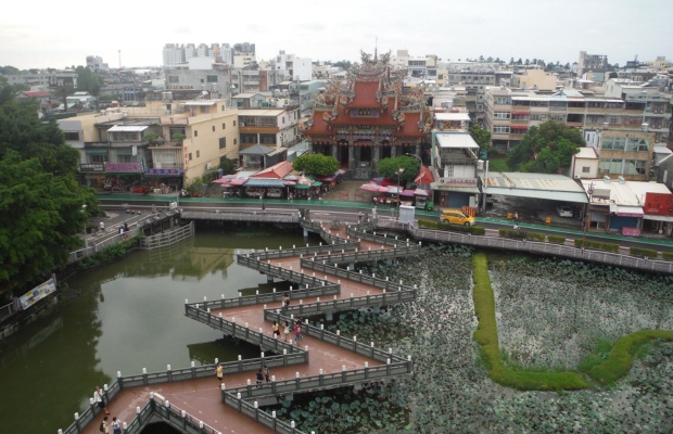 Cầu Cửu Kh&uacute;c dẫn lối v&agrave;o th&aacute;p long hổ với thiết kế gấp kh&uacute;c đặc trưng. 