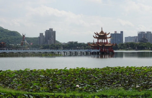 Từ đỉnh th&aacute;p, du kh&aacute;ch c&oacute; thể ngắm to&agrave;n cảnh hồ Li&ecirc;n Tr&igrave;. 