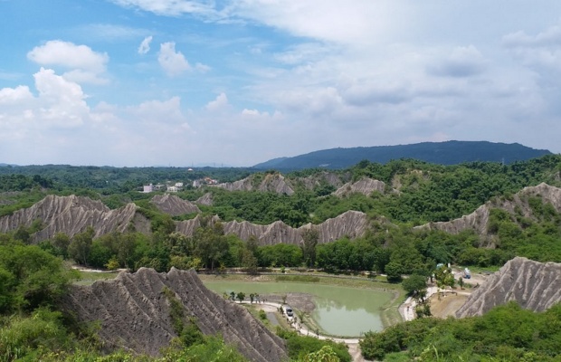 Địa h&igrave;nh x&aacute;m trắng khiến Tianliao Moon World được v&iacute; như &ldquo;thế giới mặt trăng&rdquo;. 