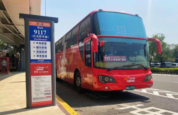 Nhiều du kh&aacute;ch chọn MRT kết hợp xe bu&yacute;t để đến Tianliao Moon World. 