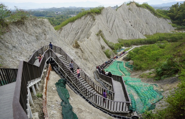 Đường m&ograve;n tham quan giữa địa h&igrave;nh n&ecirc; nham tại Tianliao Moon World. 