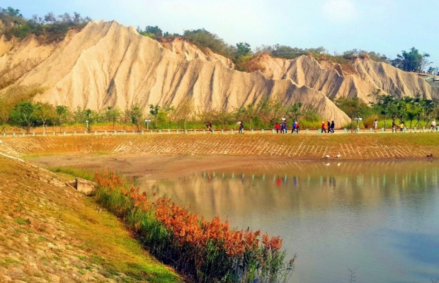 Ho&agrave;ng h&ocirc;n nhuộm v&agrave;ng địa h&igrave;nh n&ecirc; nham ở Tianliao Moon World.