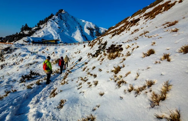 Tuyết Sơn l&agrave; cung trekking nổi tiếng gần Wuling.