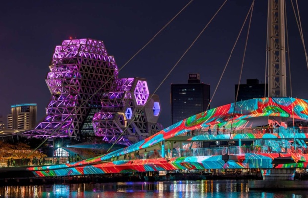 Kaohsiung Music Center với kiến tr&uacute;c ven biển độc đ&aacute;o