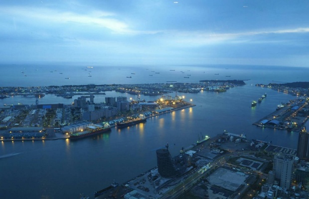Tuntex 85 Sky Tower nổi bật tr&ecirc;n skyline Cao H&ugrave;ng khi th&agrave;nh phố l&ecirc;n đ&egrave;n.