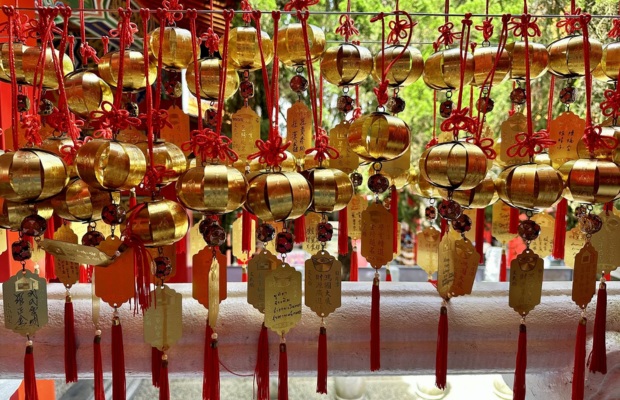 Chu&ocirc;ng v&agrave;ng cầu may &ndash; trải nghiệm được nhiều du kh&aacute;ch y&ecirc;u th&iacute;ch 