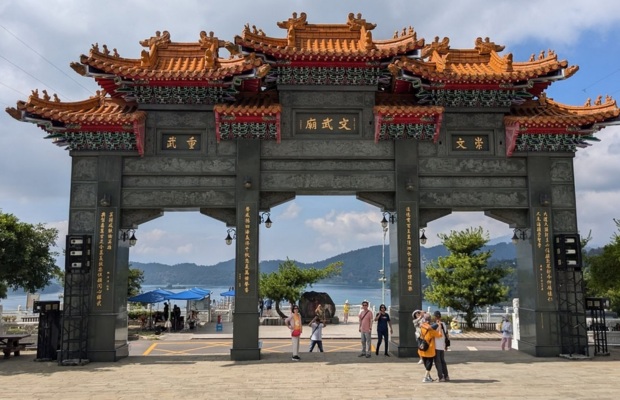Cổng đ&aacute; v&agrave; tượng sư tử trấn giữ lối v&agrave;o Văn V&otilde; Miếu