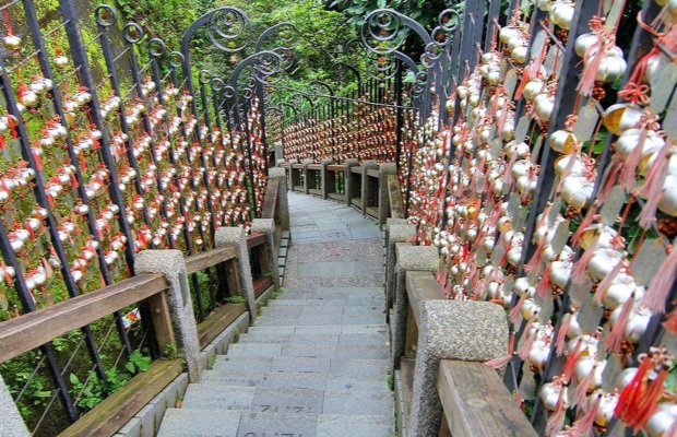 366 bậc thang nổi tiếng dẫn l&ecirc;n ch&iacute;nh điện Văn V&otilde; Miếu.