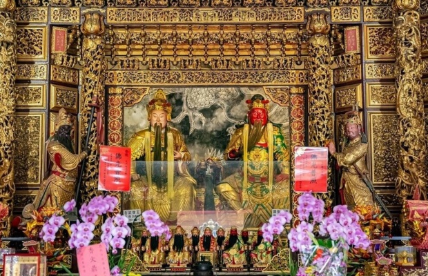 Tượng Quan C&ocirc;ng uy nghi b&ecirc;n trong khu V&otilde; Miếu.