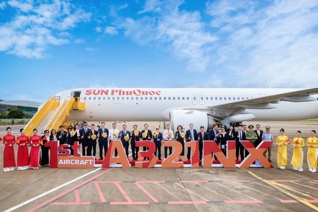 Ban l&atilde;nh đạo Sun PhuQuoc Airways chụp ảnh tập thể trước t&agrave;u bay A321NX mới.