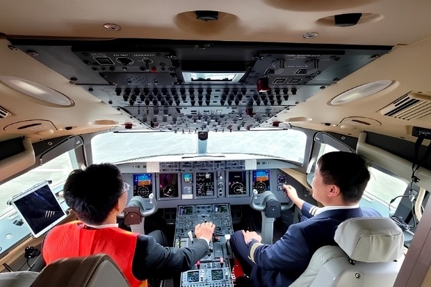 Cận cảnh buồng l&aacute;i hiện đại của d&ograve;ng t&agrave;u bay mới trong sự kiện Vietjet thu&ecirc; t&agrave;u bay COMAC C909 cho tuyến C&ocirc;n Đảo 