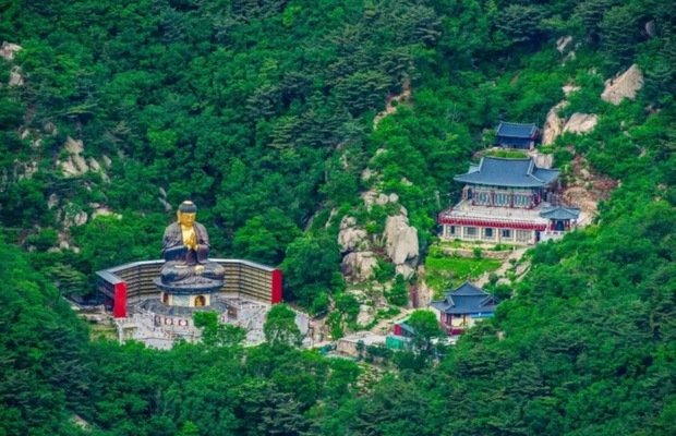 Tượng Phật đ&aacute; tại ch&ugrave;a Doseonsa