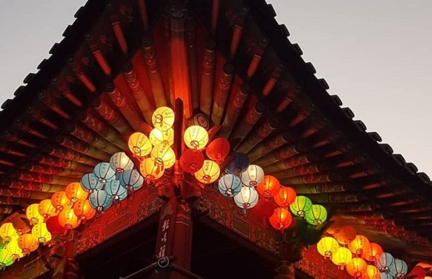 Đ&egrave;n lồng tại ch&ugrave;a Hwagyesa