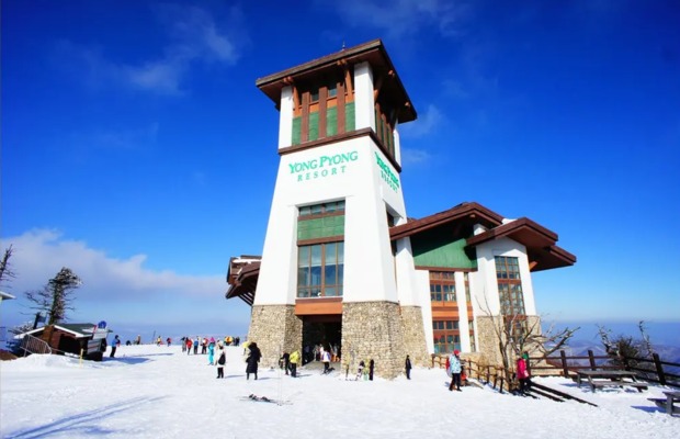 Cổng ch&agrave;o khu nghỉ dưỡng Mona Park Yongpyong Ski Resort tại Gangwon.