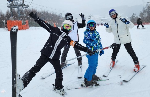 Du kh&aacute;ch trải nghiệm trượt tuyết tại dốc Mega Green của Yongpyong Ski Resort.