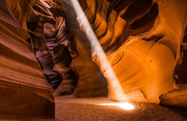 Những cột s&aacute;ng huyền thoại tại Upper Antelope Canyon