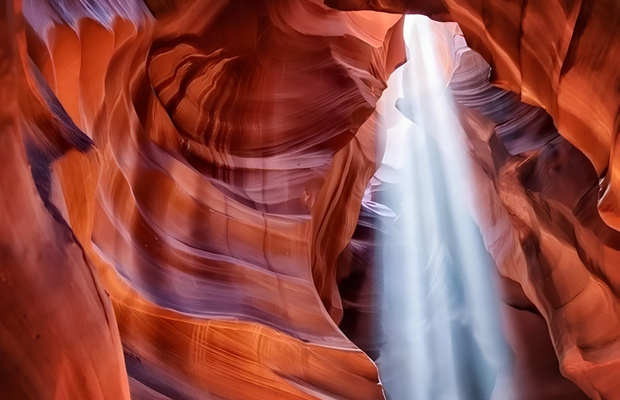  Cột s&aacute;ng mặt trời xuy&ecirc;n qua khe đ&aacute; &ndash; biểu tượng nổi tiếng của Antelope Canyon