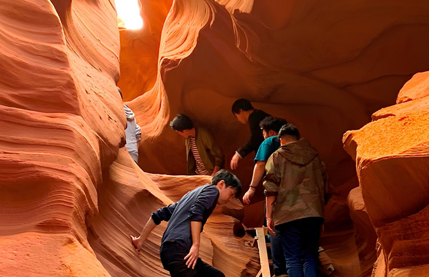 Du kh&aacute;ch tu&acirc;n thủ quy định đi theo h&agrave;ng một chiều v&agrave; kh&ocirc;ng mang theo ba l&ocirc; khi tham quan hẻm n&uacute;i antelope canyon 