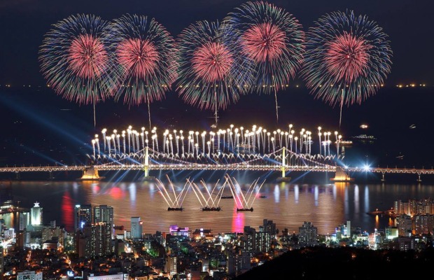 Lễ hội ph&aacute;o hoa quốc tế Busan tại b&atilde;i biển Gwangalli.