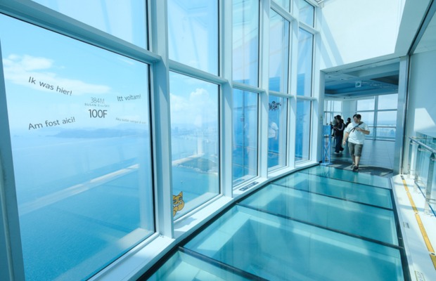 Kh&aacute;ch du lịch check-in tại s&agrave;n k&iacute;nh trong suốt Shocking Bridge ở độ cao tầng 100