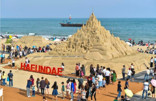 Cảnh đ&ecirc;m lung linh tại b&atilde;i biển Haeundae với c&aacute;c t&ograve;a nh&agrave; chọc trời rực rỡ &aacute;nh đ&egrave;n. 