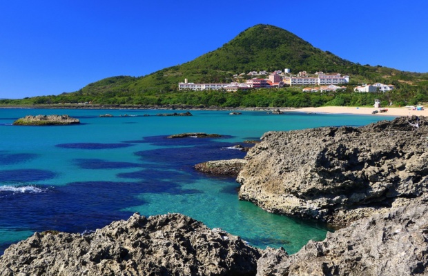 Kenting nổi tiếng với biển xanh, b&atilde;i c&aacute;t trắng v&agrave; cảnh quan thi&ecirc;n nhi&ecirc;n đa dạng. 