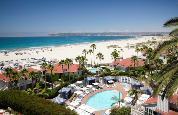 Coronado Beach nh&igrave;n từ tr&ecirc;n cao với bờ c&aacute;t v&agrave;ng trải d&agrave;i