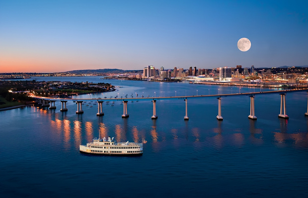 Coronado Bridge l&uacute;c ho&agrave;ng h&ocirc;n 