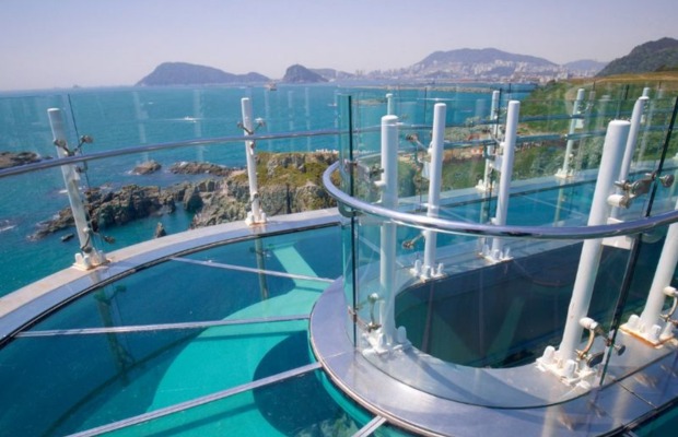  Du kh&aacute;ch check-in tại cầu k&iacute;nh Oryukdo Skywalk Busan
