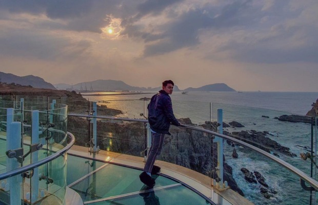 Ho&agrave;ng h&ocirc;n l&atilde;ng mạn tại cầu k&iacute;nh Oryukdo Skywalk