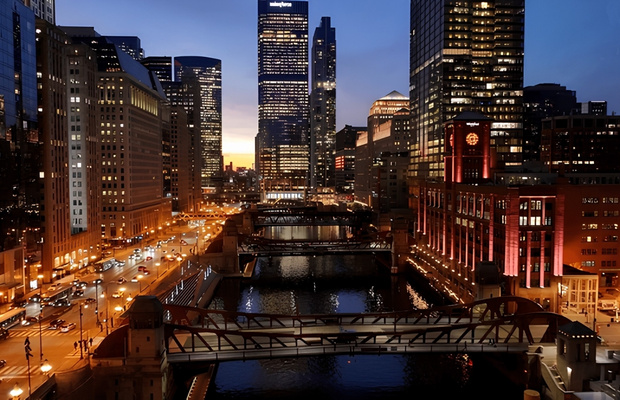 Chicago Riverwalk lung linh &aacute;nh đ&egrave;n khi th&agrave;nh phố l&ecirc;n đ&egrave;n về đ&ecirc;m