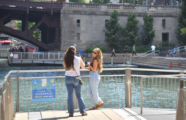 G&oacute;c check-in nổi tiếng với background l&agrave; Chicago tuyệt đẹp