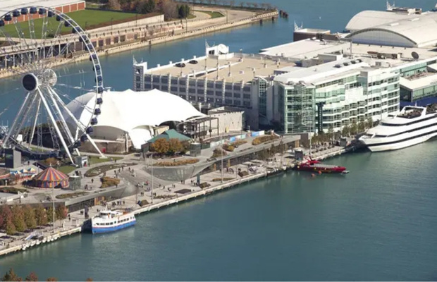 Navy Pier mang đến kh&ocirc;ng gian giải tr&iacute; s&ocirc;i động b&ecirc;n hồ Michigan 