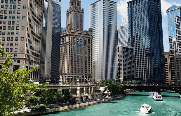 Chicago Riverwalk tọa lạc ngay trung t&acirc;m Chicago với tầm nh&igrave;n hướng ra những t&ograve;a nh&agrave; biểu tượng. 