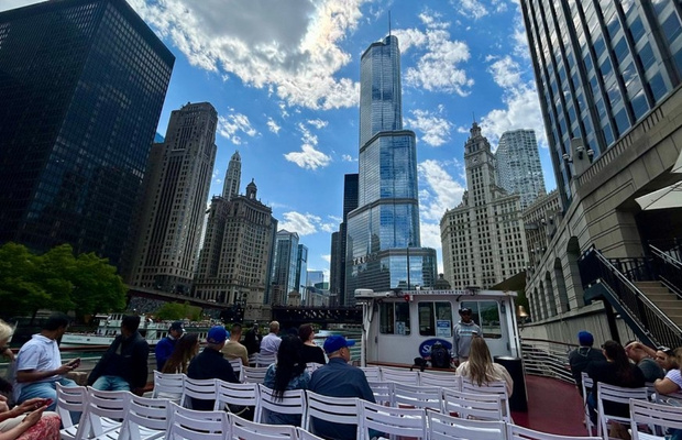Du kh&aacute;ch trải nghiệm tour du thuyền kiến tr&uacute;c nổi tiếng tr&ecirc;n d&ograve;ng s&ocirc;ng Chicago. 