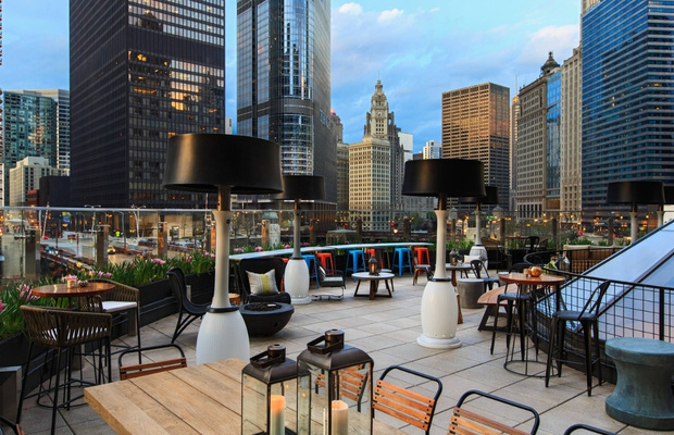 Nh&agrave; h&agrave;ng ven s&ocirc;ng với tầm nh&igrave;n skyline Chicago đầy ấn tượng. 