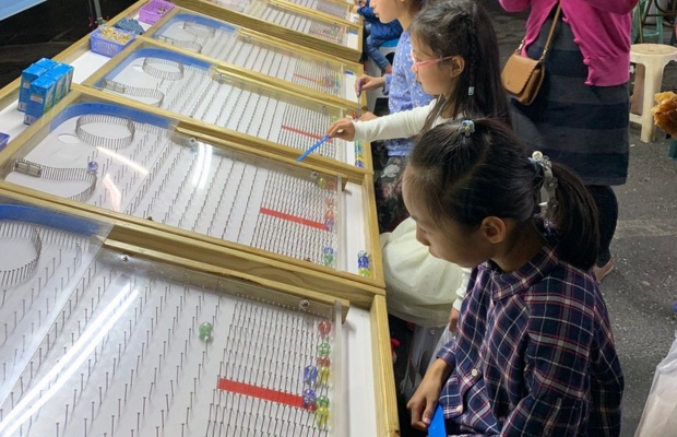C&aacute;c tiết mục đường phố g&oacute;p phần tạo n&ecirc;n kh&ocirc;ng kh&iacute; s&ocirc;i động về đ&ecirc;m. 