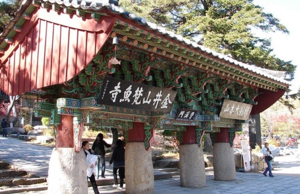 Cổng một cột Jogyemun bằng đ&aacute; nguy&ecirc;n khối thời Joseon.
