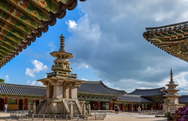 Th&aacute;p đ&aacute; ba tầng Seokgatap từ thời Silla thống nhất tại bảo t&agrave;ng Beomeosa.