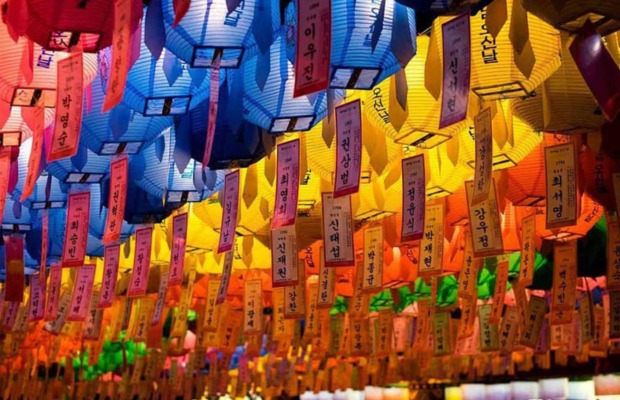 Lễ hội lồng đ&egrave;n thắp s&aacute;ng lung linh tại đền Beomeosa.