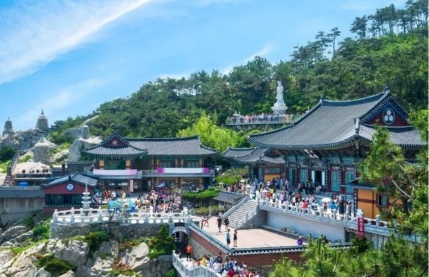 To&agrave;n cảnh ng&ocirc;i ch&ugrave;a Haedong Yonggungsa nằm s&aacute;t v&aacute;ch đ&aacute; b&ecirc;n bờ biển đại dương bao la