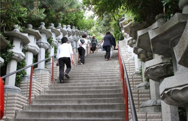 Kinh nghiệm di chuyển an to&agrave;n tr&ecirc;n hệ thống 108 bậc thang đ&aacute; dốc tại ch&ugrave;a Haedong Yonggungsa Busan