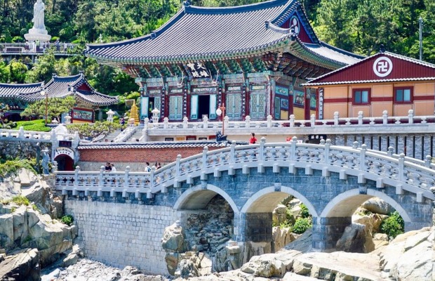 G&oacute;c chụp ảnh to&agrave;n cảnh kiến tr&uacute;c ch&ugrave;a Haedong Yonggungsa từ vị tr&iacute; c&acirc;y cầu đ&aacute; ven biển Busan