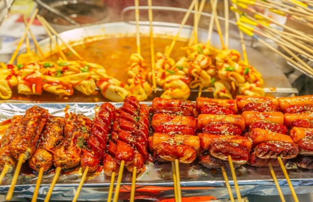 C&aacute;c quầy h&agrave;ng b&aacute;n đồ ăn vặt ẩm thực đường phố H&agrave;n Quốc trước lối v&agrave;o ch&ugrave;a Haedong Yonggungsa Busan