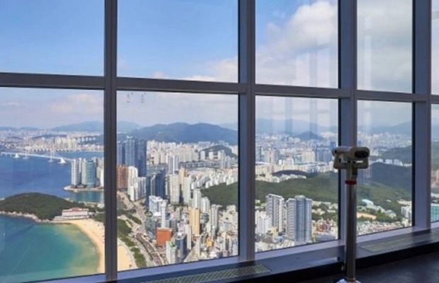 To&agrave;n cảnh bờ biển nh&igrave;n từ đ&agrave;i quan s&aacute;t BUSAN X the SKY tại th&agrave;nh phố cảng Busan